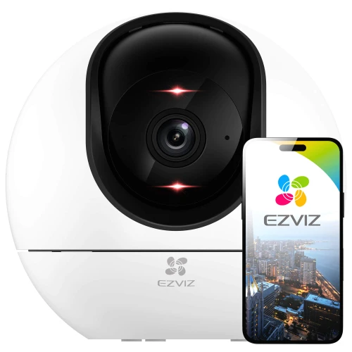 Obrotowa kamera WiFi z czarnym obiektywem na białej obudowie, obok której znajduje się smartfon z aplikacją EZVIZ. Na ekranie telefonu widoczny jest widok miasta z lotu ptaka.