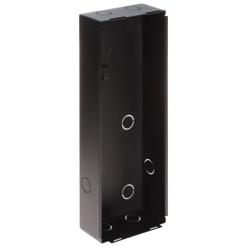 Czarna, prostokątna obudowa podtynkowa z kilkoma okrągłymi otworami na bokach i dnie. Przeznaczona do montażu w ścianie, wykonana z metalu.