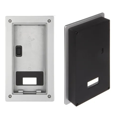 Na zdjęciu znajduje się prostokątna obudowa w kolorze srebrnym i czarnym, z otworem na przedniej części. Obudowa jest pokazana z dwóch perspektyw: z przodu i z tyłu.