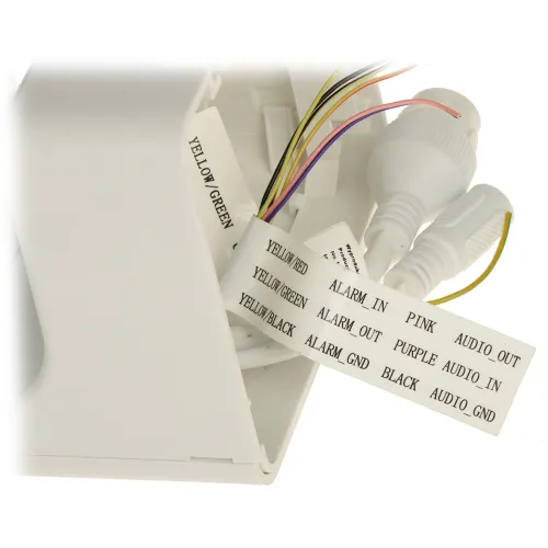 Zdjęcie przedstawia zestaw kabli z oznaczeniami kolorów i funkcji, wychodzących z białej obudowy. Na etykietach widoczne są opisy takie jak "YELLOW/GREEN", "ALARM IN", "AUDIO OUT" i inne.
