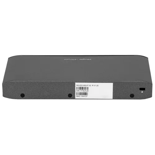 Na zdjęciu znajduje się tylny panel urządzenia sieciowego z etykietą zawierającą numer seryjny i adres MAC. Panel jest prostokątny, w kolorze ciemnoszarym, z dwoma otworami montażowymi po bokach.