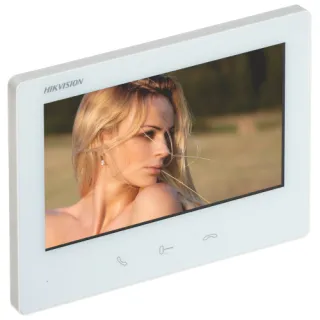 Biały panel wewnętrzny Hikvision z wyświetlaczem, na którym widoczna jest kobieta na tle natury. Panel ma trzy ikony dotykowe na dolnej krawędzi.