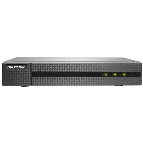 Na zdjęciu znajduje się rejestrator do monitoringu marki Hikvision z czarną, teksturowaną obudową. Na przednim panelu widoczne są trzy zielone diody oraz logo producenta.