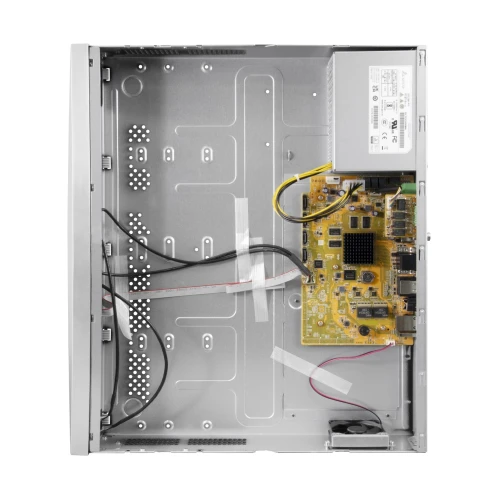 Zdjęcie przedstawia wnętrze rejestratora IP z widoczną płytą główną i podłączonymi kablami. Obudowa jest metalowa, a na płycie znajdują się różne komponenty elektroniczne.