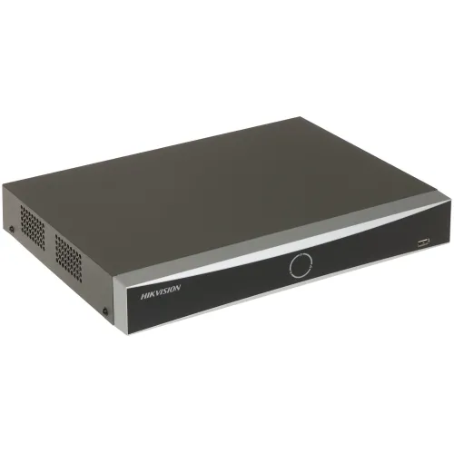 Rejestrator IP Hikvision DS-7604NXI-K1/4P AcuSense w czarno-srebrnej obudowie z widocznym logo na przednim panelu. Urządzenie posiada minimalistyczny design z jednym portem USB z przodu.