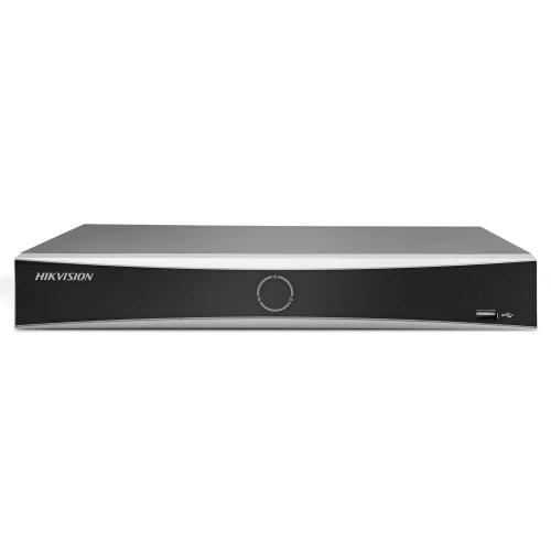Rejestrator IP Hikvision w kolorze czarnym z szarymi akcentami, posiadający logo marki po lewej stronie. Na przednim panelu znajduje się okrągły przycisk oraz port USB po prawej stronie.