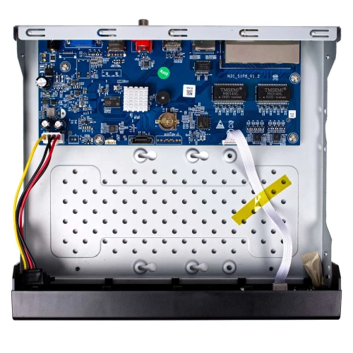 Zdjęcie przedstawia wnętrze rejestratora sieciowego z widoczną płytą główną i podłączonymi kablami. Na płycie znajdują się różne komponenty elektroniczne oraz złącza.