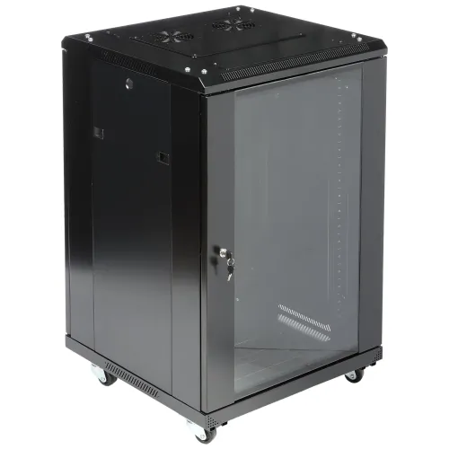 Czarna szafa rack stojąca z przeszklonymi drzwiami i zamkiem, wyposażona w kółka ułatwiające przemieszczanie. Na górze znajdują się otwory wentylacyjne z zamontowanymi wentylatorami.
