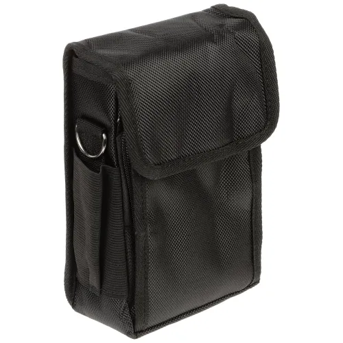 Czarne, teksturowane etui z klapką zamykaną na rzep, posiadające boczną kieszonkę i metalowy pierścień. Etui jest kompaktowe i praktyczne, idealne do przechowywania małych urządzeń.