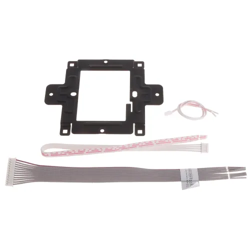 Zdjęcie przedstawia zestaw montażowy składający się z czarnej ramki oraz dwóch taśm przewodowych z białymi złączami. W tle znajduje się również mały, zwinięty kabel z białym złączem.