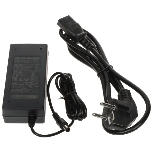 Na zdjęciu znajduje się czarny zasilacz z podłączonym kablem oraz osobny przewód z wtyczką elektryczną. Oba elementy są ułożone na białym tle.