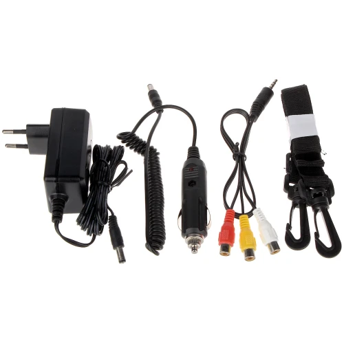 Zestaw zawiera ładowarkę sieciową, kabel spiralny z wtykiem do gniazda zapalniczki samochodowej, kabel z trzema wtykami RCA (czerwony, żółty, biały) oraz pasek z klamrami. Produkty są przeznaczone do zasilania i podłączania urządzeń elektronicznych.