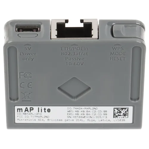 Zdjęcie przedstawia szary router MikroTik mAP lite z widocznymi portami Ethernet i zasilania oraz przyciskiem resetowania. Na urządzeniu znajdują się oznaczenia techniczne i kod QR.