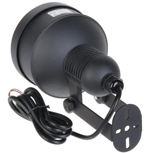 Czarny reflektor LED z widocznym uchwytem montażowym i przewodem zasilającym. Urządzenie ma solidną, metalową obudowę i jest przeznaczone do montażu na ścianie lub suficie.