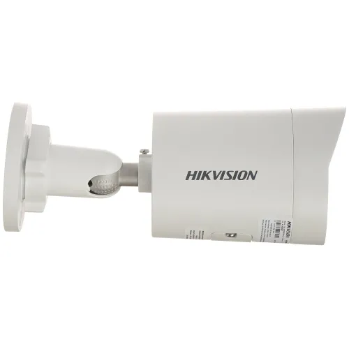 Na zdjęciu znajduje się biała kamera monitoringu marki Hikvision, widoczna z boku. Kamera ma cylindryczny kształt i jest zamontowana na regulowanym uchwycie ściennym.