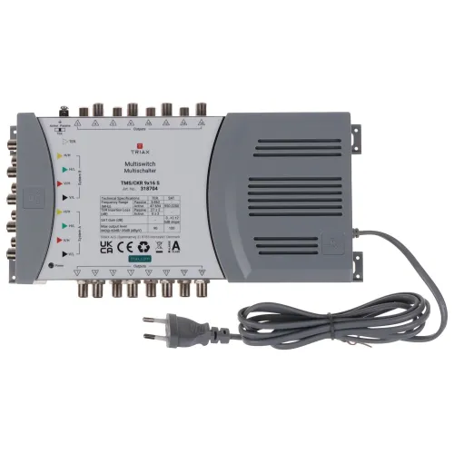 Na zdjęciu znajduje się multiswitch Triax TMS 5x16 P z licznymi złączami na górze i po bokach, przeznaczony do dystrybucji sygnału telewizyjnego. Urządzenie jest szare, z białą etykietą na środku, a po prawej stronie widoczny jest przewód zasilający.
