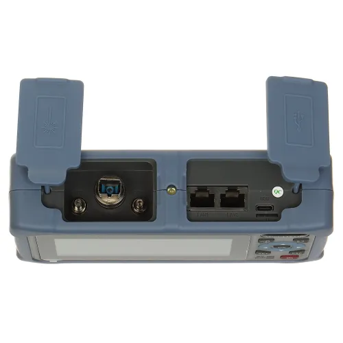 Zdjęcie przedstawia urządzenie elektroniczne z widocznymi portami LAN, USB oraz innymi złączami, z klapkami ochronnymi otwartymi na górze. Obudowa urządzenia jest w kolorze niebieskim, a na dole widoczne są przyciski sterujące.