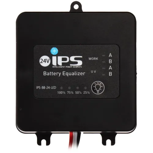Czarny prostokątny equalizer baterii z oznaczeniami i wskaźnikami LED na przednim panelu. Urządzenie posiada logo IPS oraz napisy informujące o jego funkcjach i parametrach.