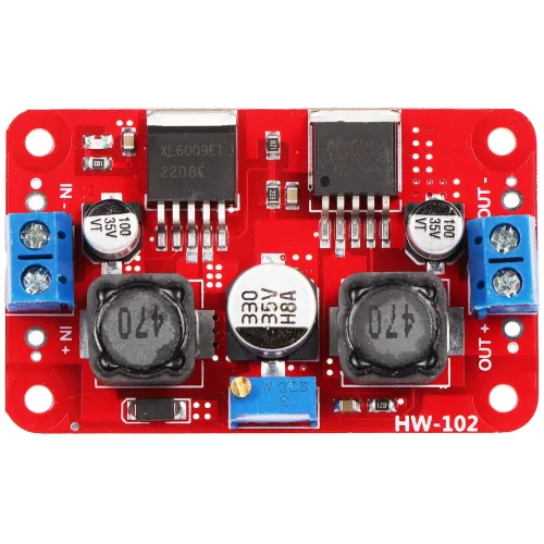 Zdjęcie przedstawia czerwony moduł elektroniczny z różnymi komponentami, takimi jak cewki, kondensatory i złącza śrubowe. Na płytce widoczne są oznaczenia "HW-102" oraz "IN" i "OUT" wskazujące kierunek przepływu prądu.