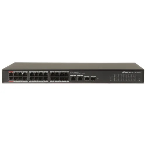 Na zdjęciu znajduje się czarny przełącznik sieciowy z 24 portami Ethernet oraz dodatkowymi portami SFP na przednim panelu. Po prawej stronie widoczny jest panel kontrolny z diodami LED wskazującymi status połączeń.