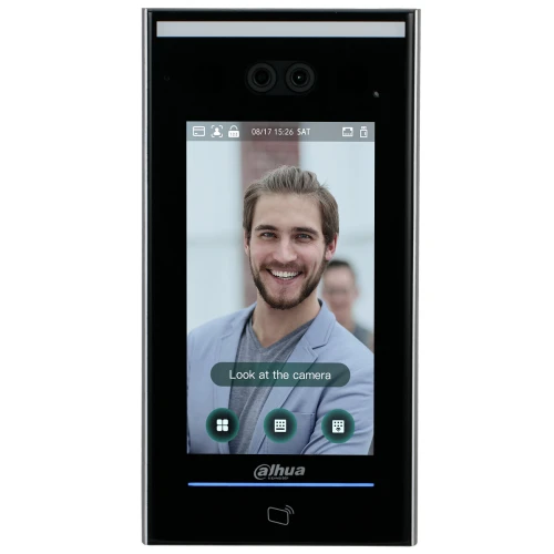 Na zdjęciu znajduje się nowoczesny wideodomofon z ekranem dotykowym, na którym wyświetlany jest obraz osoby. Urządzenie posiada kilka ikon funkcyjnych na ekranie oraz logo producenta na dole.
