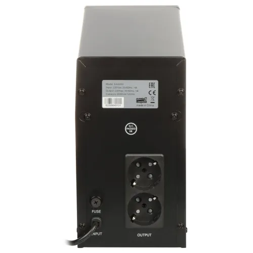 Na zdjęciu widoczny jest tył urządzenia elektronicznego z dwoma gniazdami wyjściowymi oraz etykietą informacyjną. Obudowa jest w kolorze czarnym, a na dole znajduje się gniazdo wejściowe i bezpiecznik.