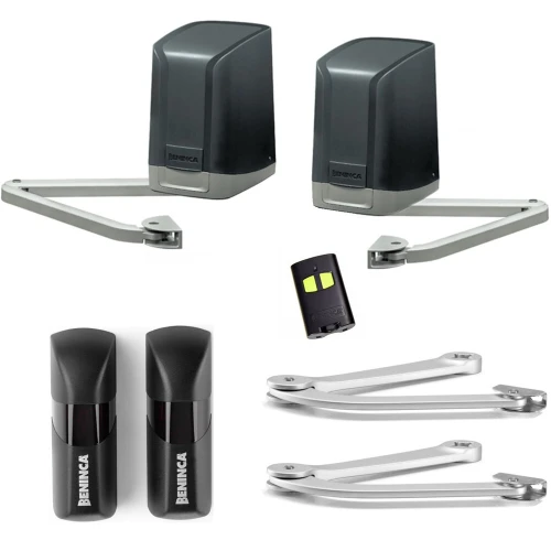 Zestaw do bram skrzydłowych składający się z dwóch siłowników, pilota z dwoma przyciskami oraz dwóch fotokomórek. Wszystkie elementy są w kolorze czarnym i srebrnym, z widocznym logo Beninca.