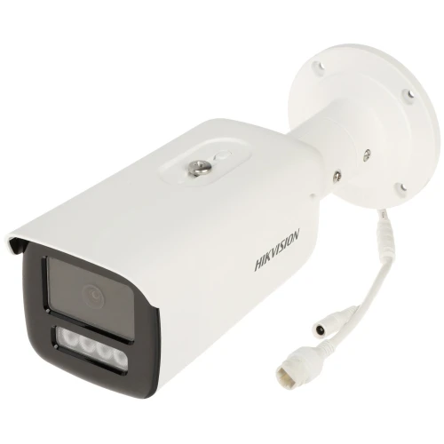 Na zdjęciu znajduje się biała kamera monitoringu marki Hikvision z widocznymi złączami kablowymi. Kamera ma prostokątny kształt z czarnym panelem z przodu i jest zamontowana na białym uchwycie ściennym.