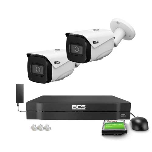 Zestaw do monitoringu składający się z dwóch białych kamer, rejestratora BCS, dysku twardego, zasilacza i zestawu wtyczek. Kamery mają nowoczesny design i są przeznaczone do montażu zewnętrznego.
