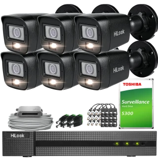 Zestaw do monitoringu składający się z sześciu czarnych kamer HiLook, dysku twardego Toshiba S300 oraz rejestratora. W zestawie znajdują się również kable i akcesoria montażowe.