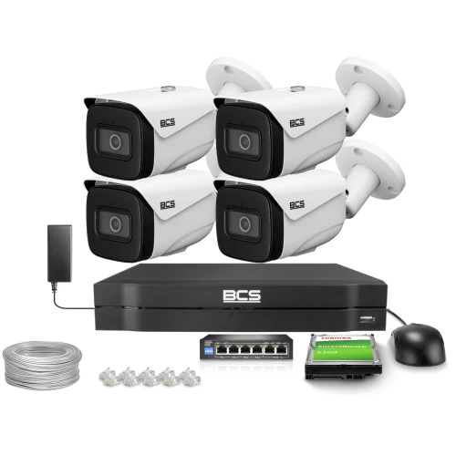 Zestaw do monitoringu składający się z czterech białych kamer BCS, rejestratora, dysku twardego, kabla, złączy sieciowych, przełącznika i myszki. Kamery są zamontowane na uchwytach, a wszystkie elementy są ułożone na białym tle.