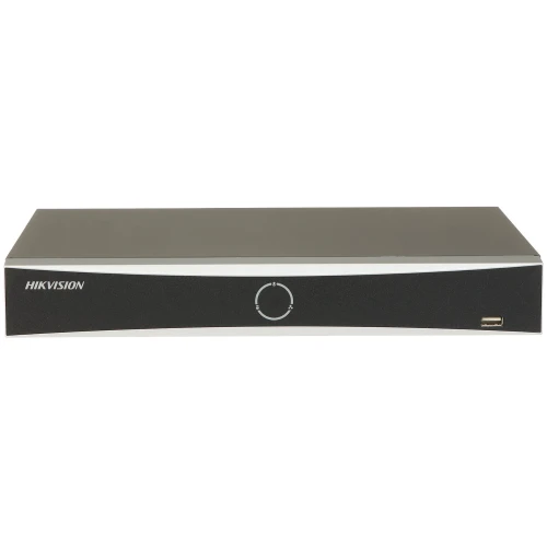 Czarny rejestrator Hikvision z szarymi akcentami i portem USB na przednim panelu. Urządzenie ma prostokątny kształt i minimalistyczny design.