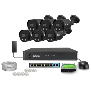 Zestaw do monitoringu składający się z sześciu czarnych kamer BCS, rejestratora, kabla, myszki, dysku twardego Toshiba oraz switcha sieciowego. Kamery są ustawione w dwóch rzędach, a pozostałe elementy rozmieszczone są poniżej.
