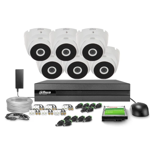 Zestaw do monitoringu składający się z sześciu kamer, rejestratora, dysku twardego, zasilacza oraz kabli i złączek. Wszystkie elementy są ułożone na białym tle, prezentując kompletny system nadzoru.