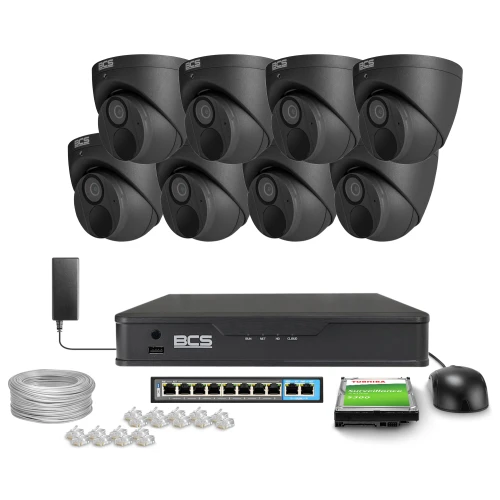 Zestaw do monitoringu składający się z ośmiu czarnych kamer, rejestratora BCS, kabla, złączek oraz dysku twardego Toshiba. Kamery są ułożone w dwóch rzędach, a pozostałe elementy zestawu znajdują się poniżej.