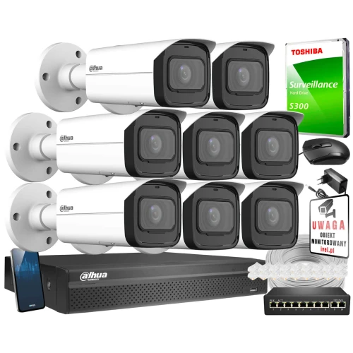 Na zdjęciu znajduje się zestaw do monitoringu, który obejmuje osiem kamer Dahua, rejestrator, dysk twardy Toshiba oraz akcesoria takie jak przewody i przełącznik sieciowy. Obok zestawu widoczna jest również naklejka informująca o monitorowanym obiekcie.