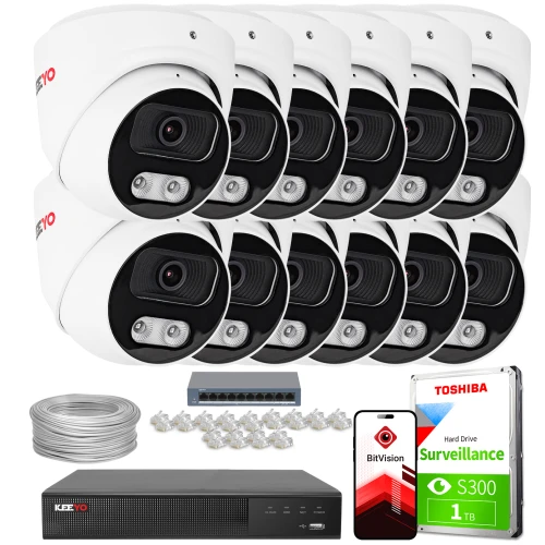 Zestaw do monitoringu IP składający się z ośmiu kamer kopułkowych, rejestratora, dysku twardego Toshiba 1TB, kabla sieciowego, złączy oraz aplikacji mobilnej BitVision. Elementy są ułożone na białym tle, prezentując kompletny system zabezpieczeń.