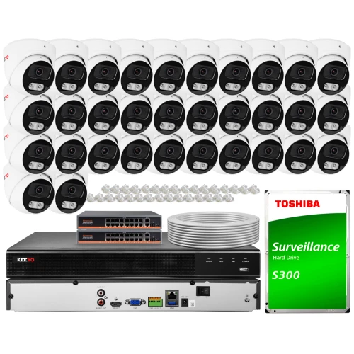 Zestaw do monitoringu składający się z wielu kamer, dwóch rejestratorów, dysku twardego Toshiba oraz kabli. Kamery są ułożone w rzędach, a pozostałe elementy zestawu znajdują się poniżej.