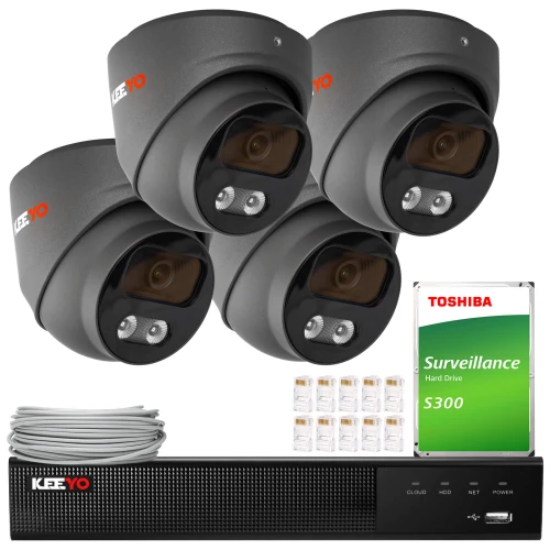 Zestaw do monitoringu składający się z czterech kamer kopułkowych KeeYo, rejestratora, dysku twardego Toshiba S300 oraz akcesoriów montażowych. Kamery i rejestrator są w kolorze czarnym, a dysk twardy ma zielono-białą etykietę.