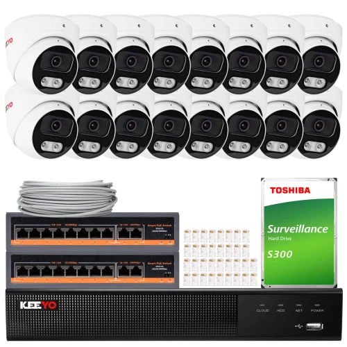 Zestaw do monitoringu składający się z szesnastu kamer, dwóch przełączników sieciowych, dysku twardego Toshiba oraz rejestratora wideo. W tle widoczny jest również zwinięty kabel i zestaw złączek.