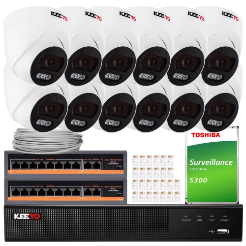 Na zdjęciu znajduje się zestaw do monitoringu IP, który obejmuje dwanaście kamer, dwa przełączniki sieciowe, dysk twardy Toshiba oraz inne akcesoria montażowe. Kamery są białe z czarnymi elementami, a reszta sprzętu jest w kolorze czarnym i zielonym.