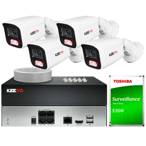 Na zdjęciu znajduje się zestaw do monitoringu, który obejmuje cztery białe kamery marki KEEYO, rejestrator oraz dysk twardy Toshiba S300. Obok rejestratora widoczny jest również kabel i zestaw wtyczek.