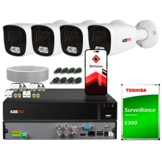 Zestaw do monitoringu składający się z czterech kamer, rejestratora, dysku twardego Toshiba oraz akcesoriów montażowych. Na zdjęciu widoczna jest również aplikacja BitVision na ekranie telefonu.
