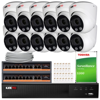 Zestaw do monitoringu składający się z dziesięciu białych kamer kopułkowych marki KEEYO, rejestratora, dysku twardego Toshiba S300 oraz akcesoriów montażowych. Elementy są ułożone na białym tle, prezentując kompletny system nadzoru.