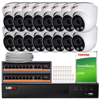 Zestaw do monitoringu składający się z dwunastu kamer kopułkowych marki Keeyo, rejestratora, dysku twardego Toshiba S300 oraz akcesoriów montażowych. Na zdjęciu widoczny jest również kabel sieciowy i zasilacz.
