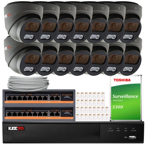 Zestaw do monitoringu składający się z dwunastu kamer, dwóch rejestratorów, dysku twardego Toshiba oraz kabli i akcesoriów montażowych. Wszystkie elementy są ułożone na białym tle, prezentując kompletny system zabezpieczeń.