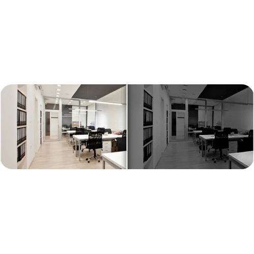 Zdjęcie przedstawia biuro z białymi biurkami i krzesłami, pokazane w dwóch wersjach: kolorowej i czarno-białej, symulując działanie systemu monitoringu w dzień i w nocy. W tle widoczne są szklane drzwi i regały z segregatorami.