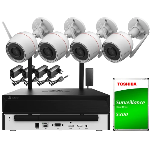 Zestaw do monitoringu Wi-Fi składający się z czterech kamer, rejestratora oraz dysku twardego Toshiba S300. Kamery są białe z czarnymi elementami, a rejestrator posiada różne porty i złącza na przednim panelu.