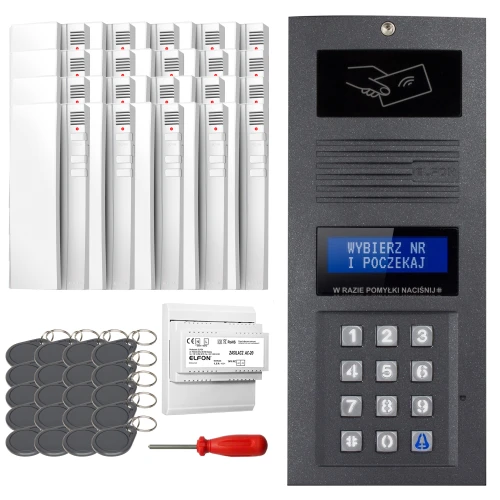 Zestaw domofonowy cyfrowy składający się z panelu z klawiaturą numeryczną, wyświetlaczem oraz czytnikiem kart zbliżeniowych, a także kilku breloków RFID, modułu zasilającego i śrubokręta. W tle widoczne są białe obudowy, prawdopodobnie przeznaczone do montażu wewnętrznego.