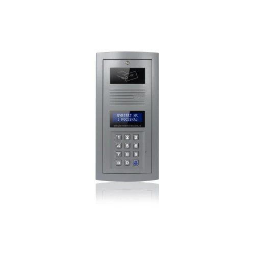 Cyfrowy domofon w metalicznej obudowie z klawiaturą numeryczną i wyświetlaczem LCD. Na górze znajduje się miejsce na kartę zbliżeniową.